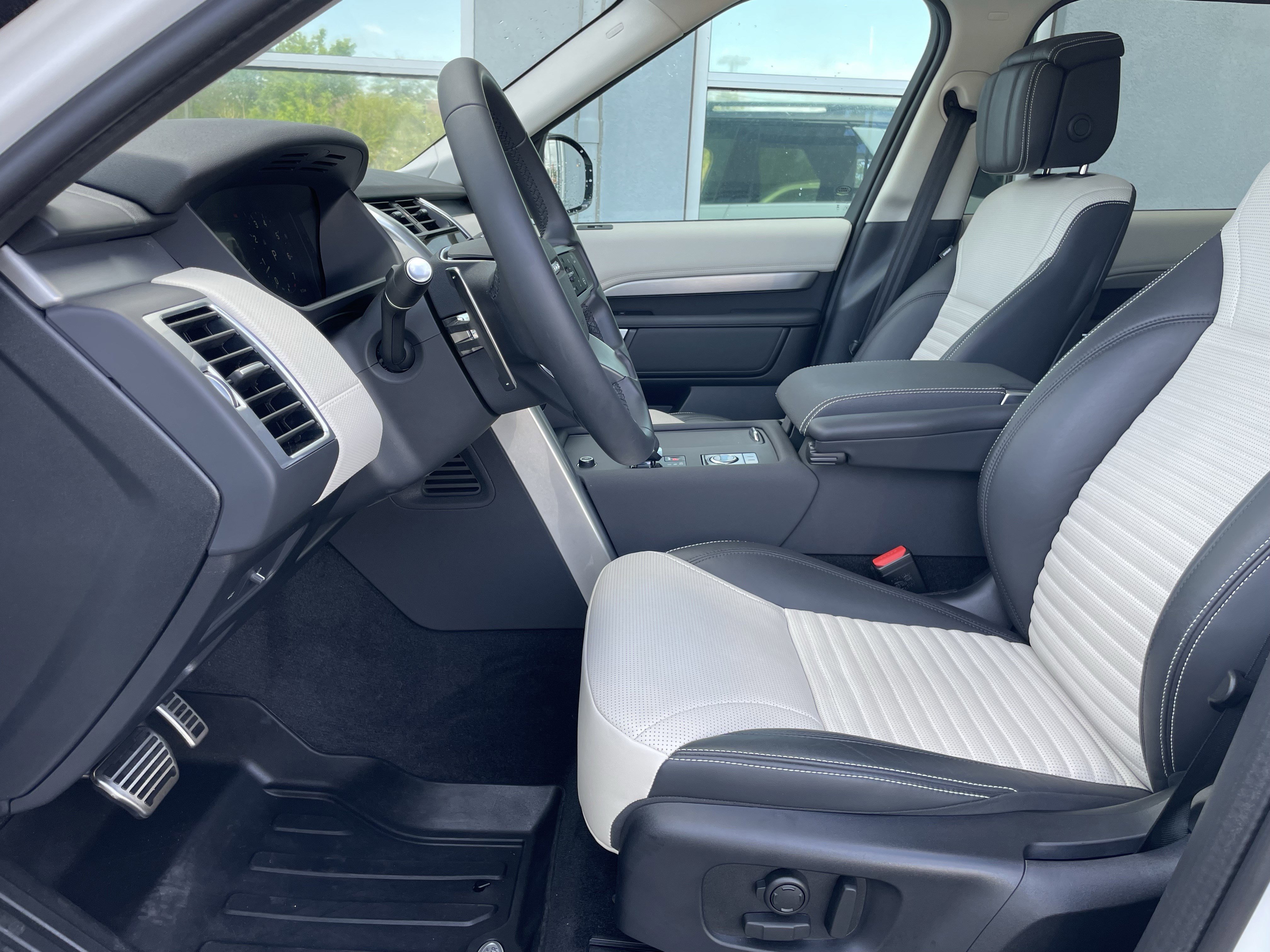 Used 2025 Land Rover Discovery Dynamic SE AWD/4WD image 14