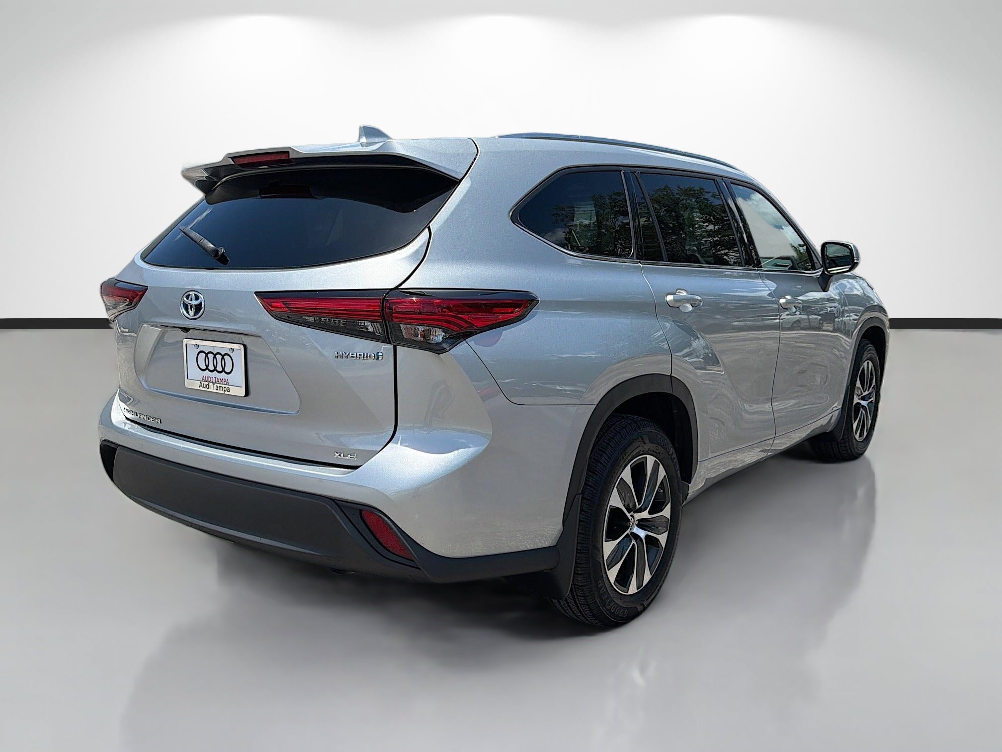 Used 2021 Toyota Highlander XLE AWD/4WD image 3