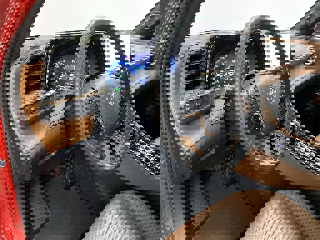 Used 2025 Toyota Crown Signia image 2