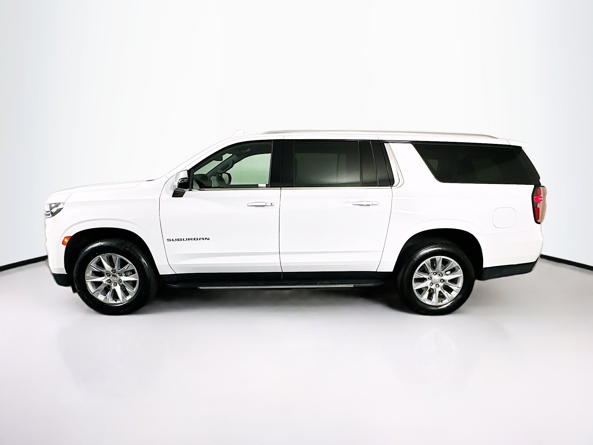 Used 2024 Chevrolet Suburban Premier RWD image 4