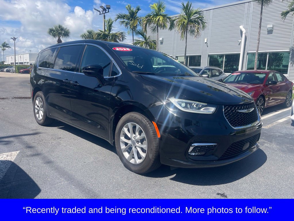 Used 2025 Chrysler Pacifica Select