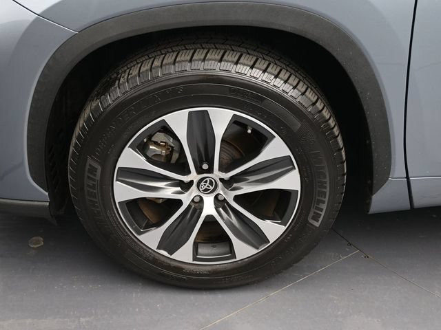 Used 2021 Toyota Highlander XLE FWD image 21