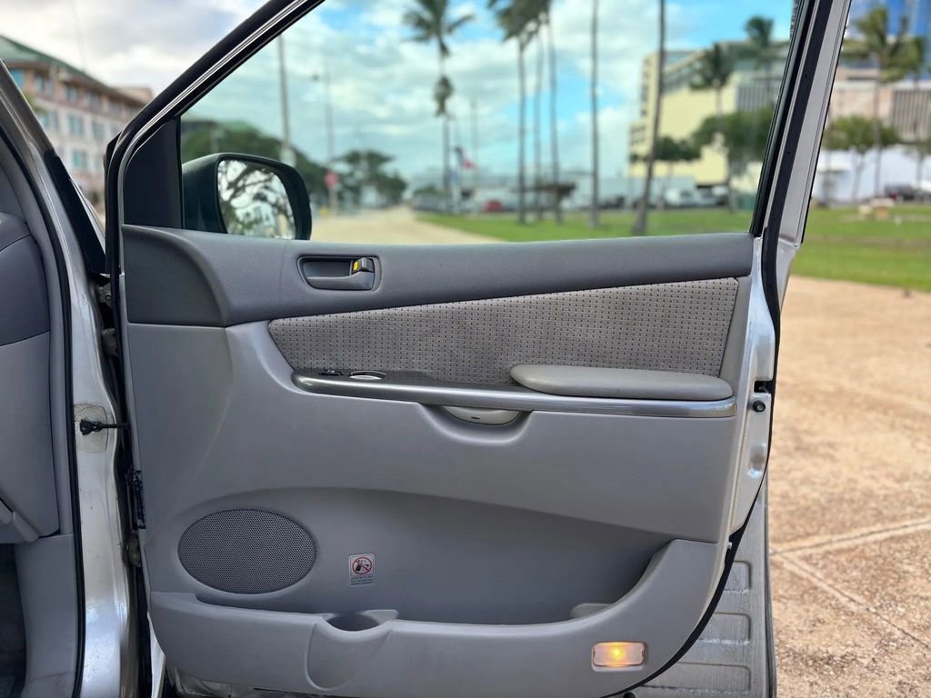 Used 2010 Toyota Sienna LE FWD image 18