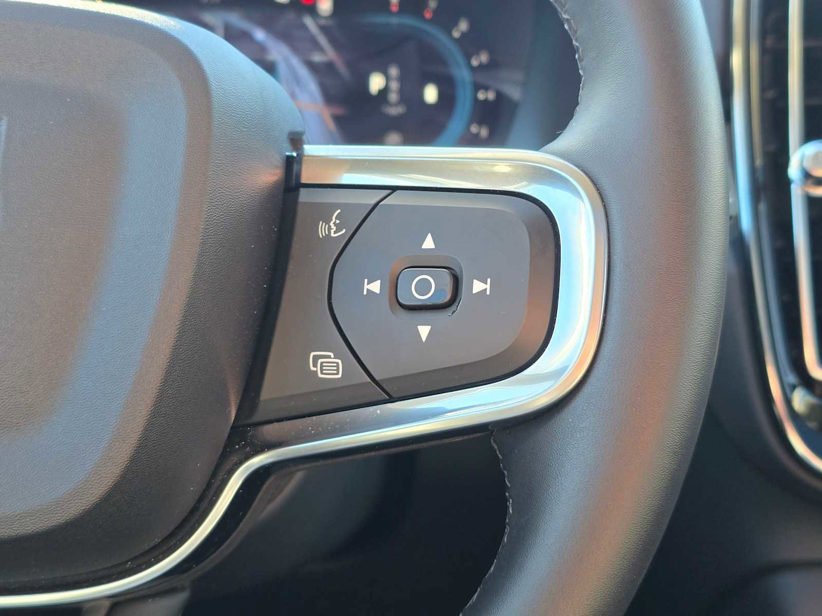 Used 2025 Volvo XC40 B5 Plus w/ Climate Package image 28