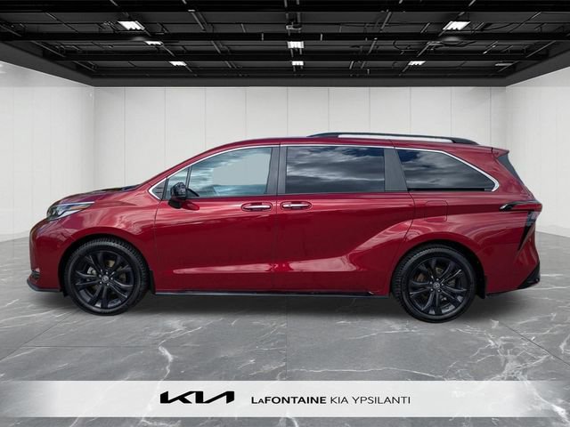 Used 2023 Toyota Sienna XSE FWD image 2