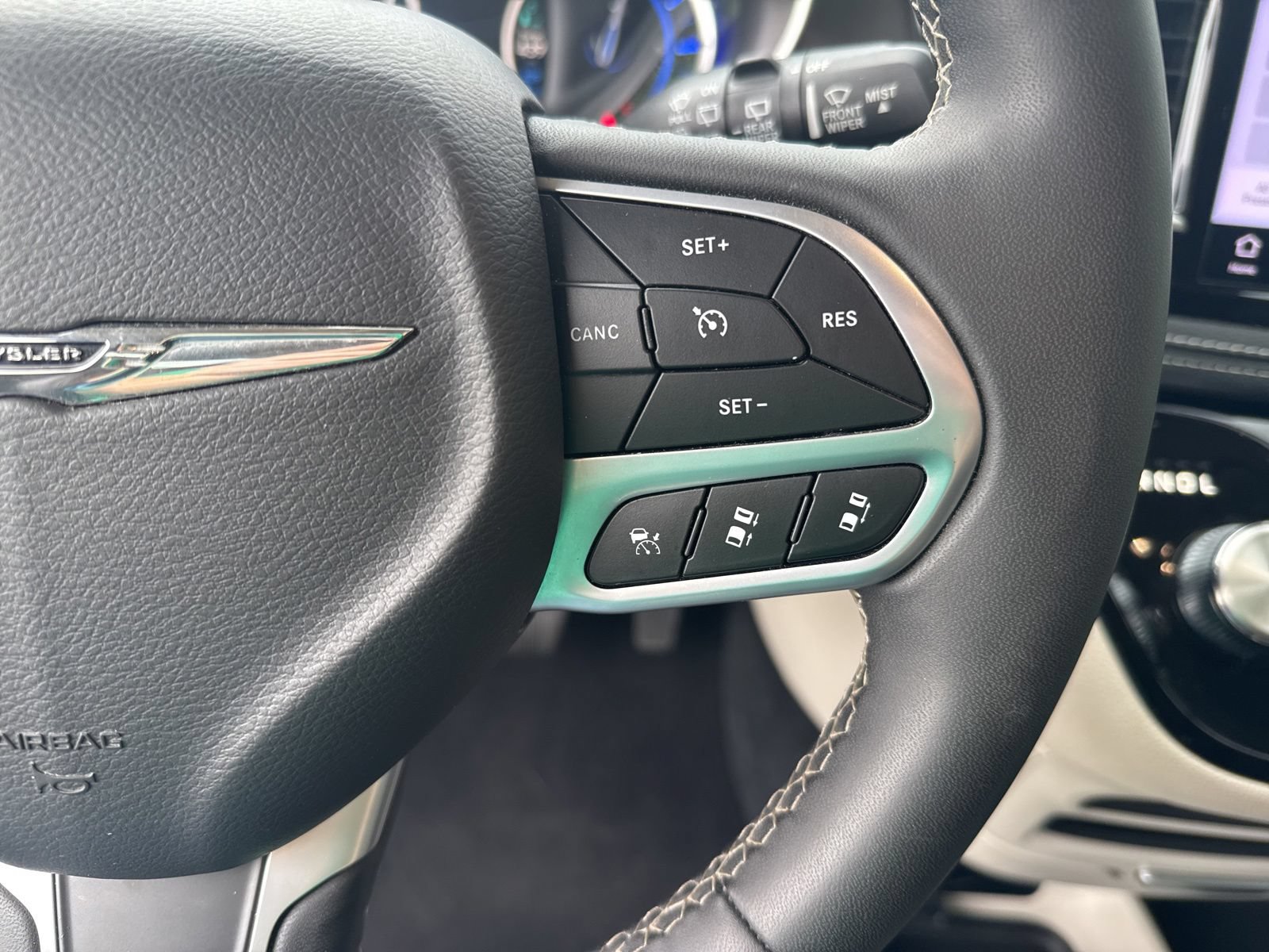 Used 2024 Chrysler Pacifica Limited FWD image 26