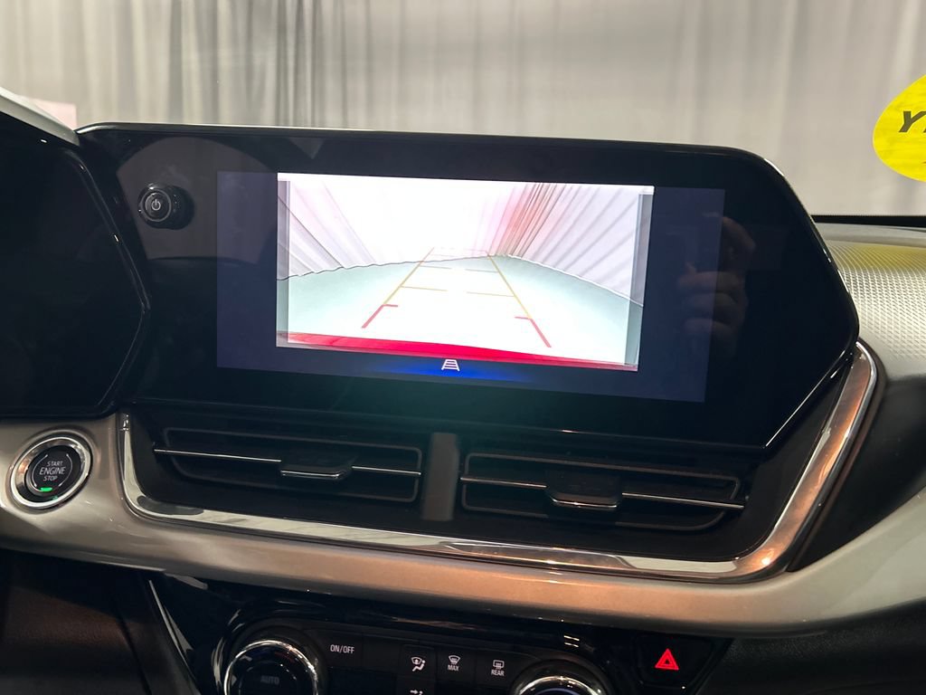 Used 2025 Chevrolet Trax LT w/ LT Convenience Package FWD image 16
