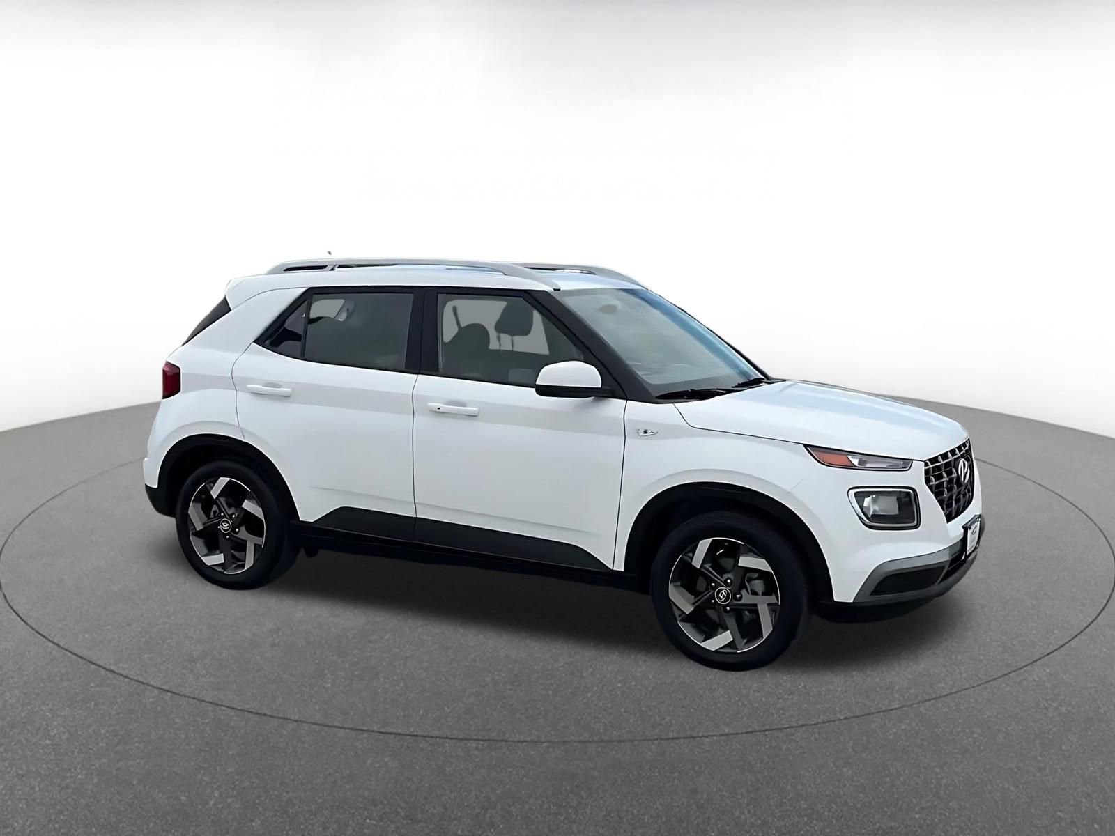Used 2025 Hyundai Venue SEL image 2