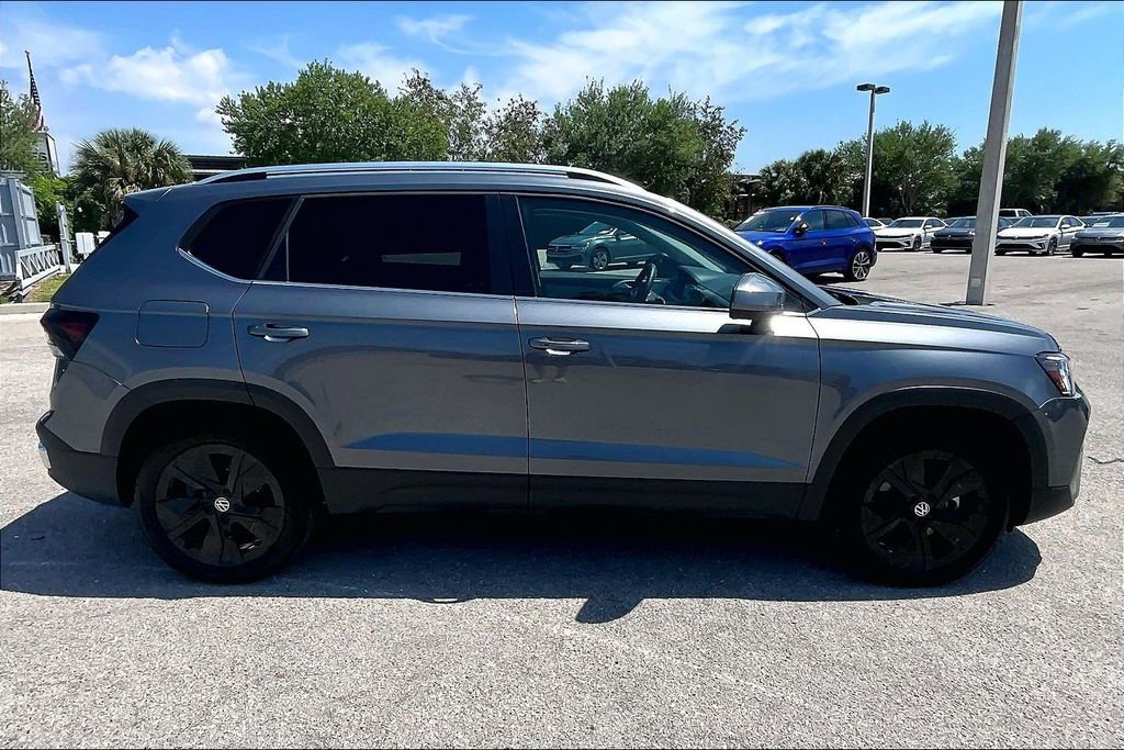 Certified 2025 Volkswagen Taos SE w/ Panoramic Sunroof Package image 4