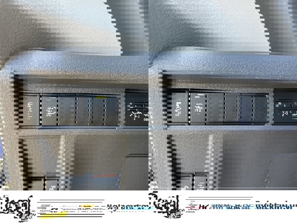 Used 2023 Toyota Sienna Limited image 29