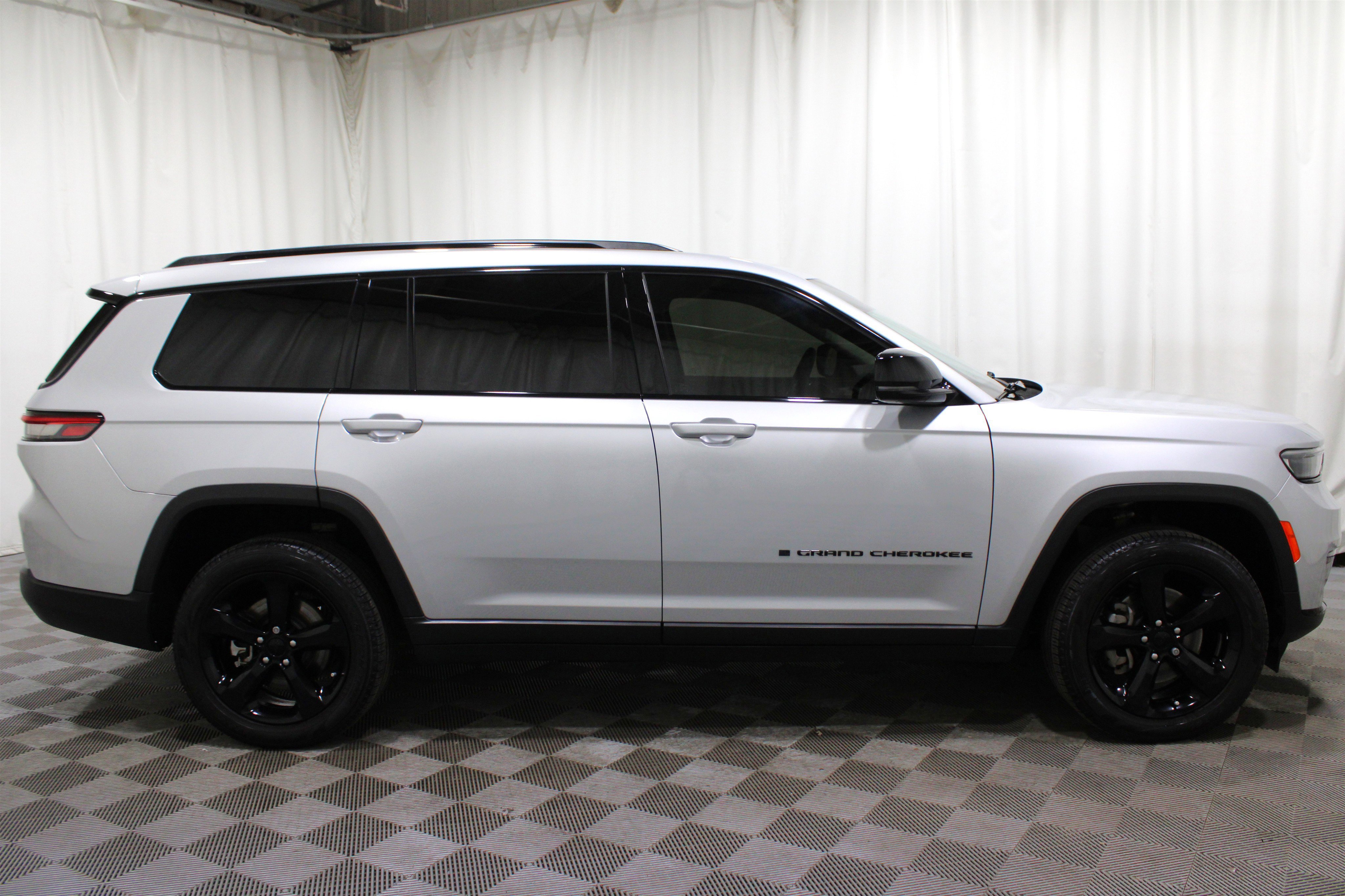 Used 2024 Jeep Grand Cherokee L Limited w/ Black Appearance Package image 33