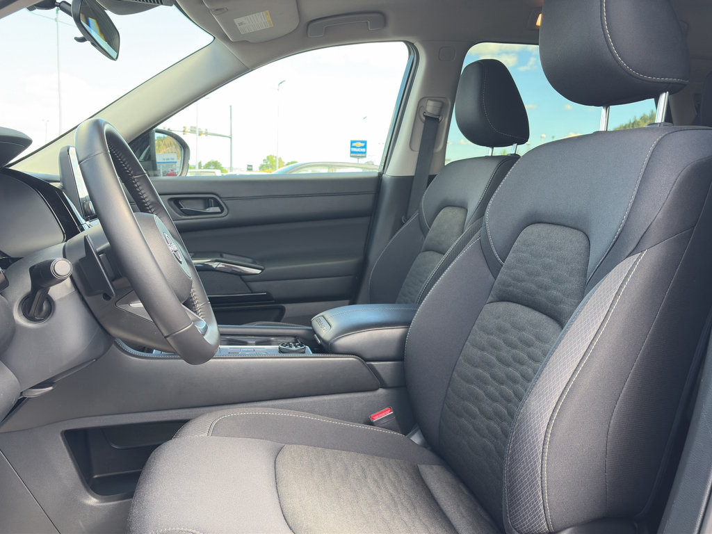 Used 2025 Nissan Pathfinder SV AWD/4WD image 14