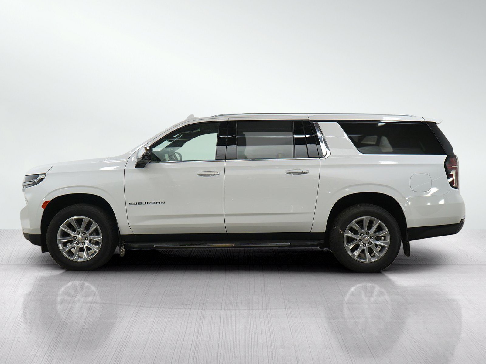 Used 2024 Chevrolet Suburban Premier AWD/4WD image 2