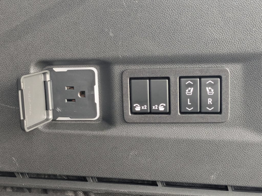 Used 2023 GMC Yukon Denali Ultimate w/ LPO, Floor Liner Package AWD/4WD image 15