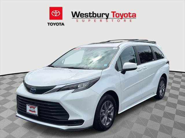 Certified 2025 Toyota Sienna LE image 5