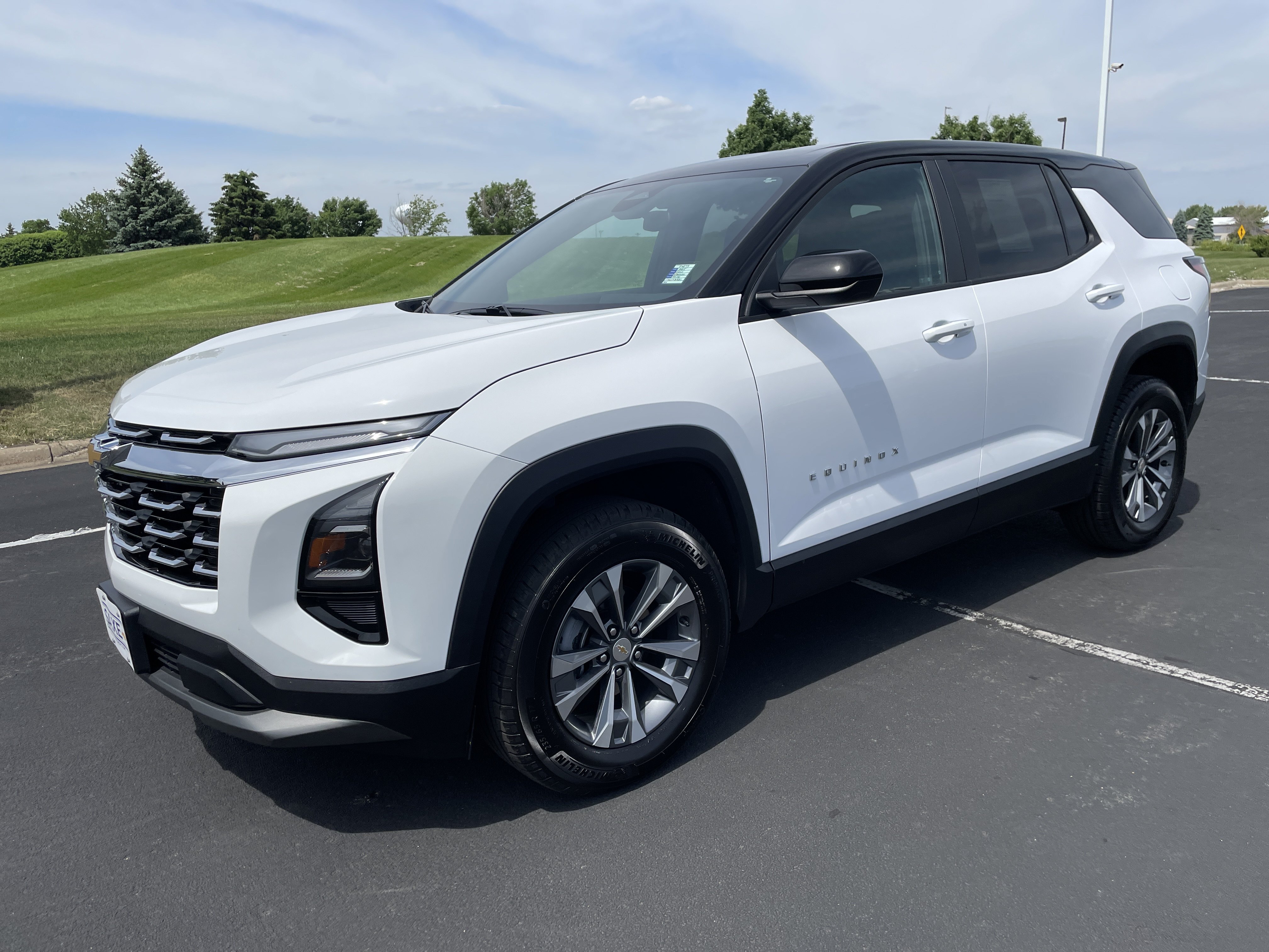 Used 2025 Chevrolet Equinox LT AWD/4WD image 1