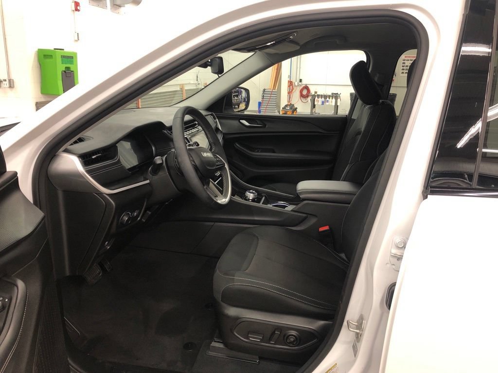 Used 2024 Jeep Grand Cherokee Laredo AWD/4WD image 14
