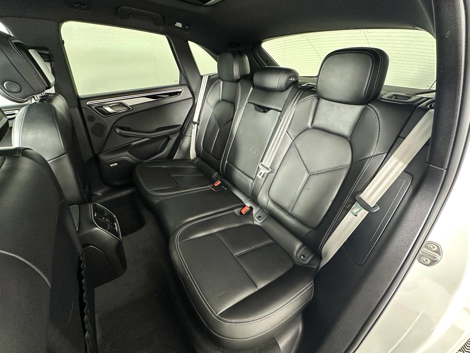 Used 2022 Porsche Macan AWD/4WD image 31