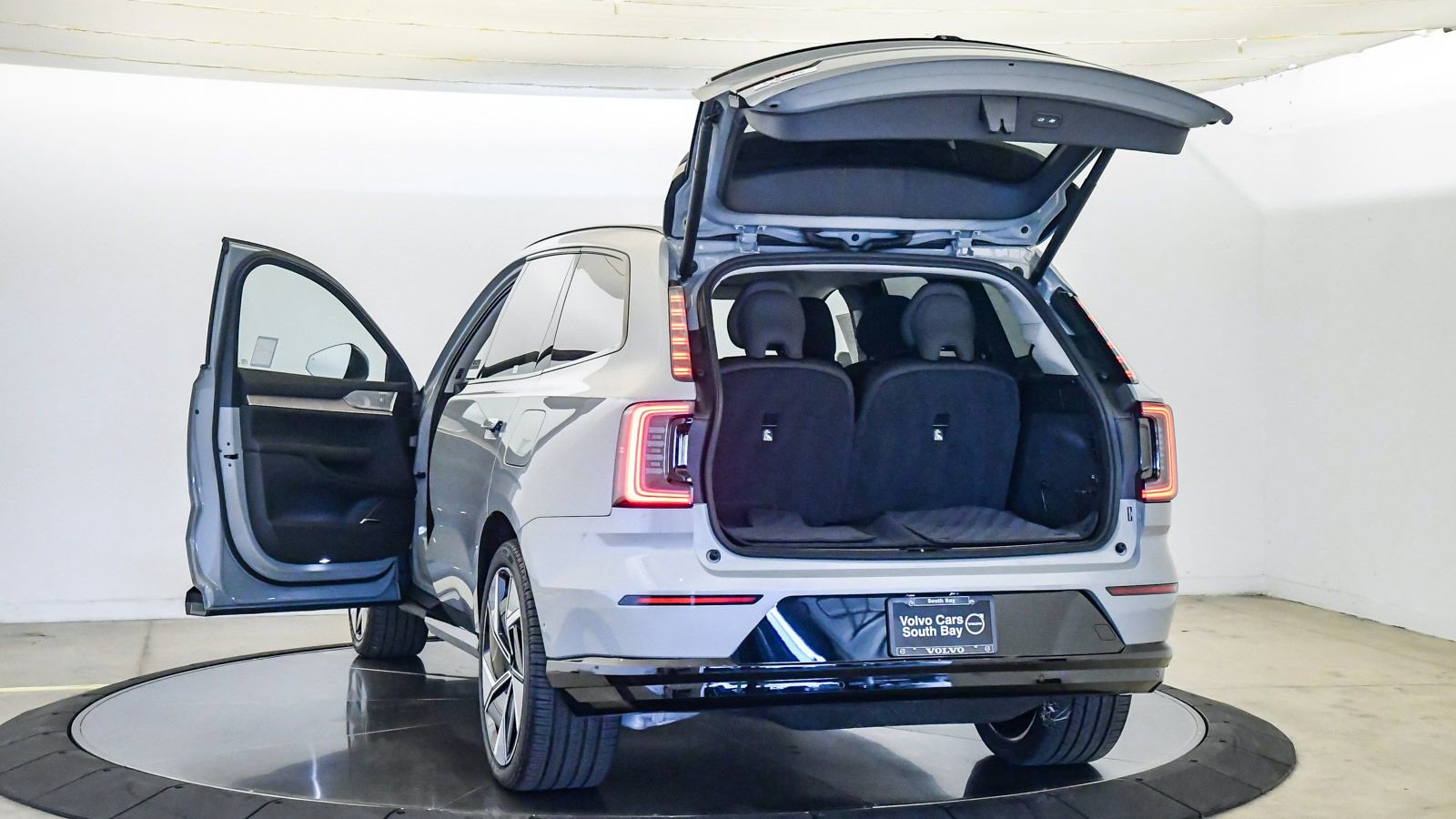 Certified 2025 Volvo EX90 Ultra AWD/4WD image 28