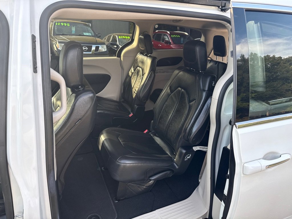 Used 2017 Chrysler Pacifica Touring-L w/ Tire & Wheel Group image 11