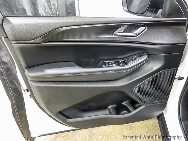 Used 2023 Jeep Grand Cherokee Laredo image 17