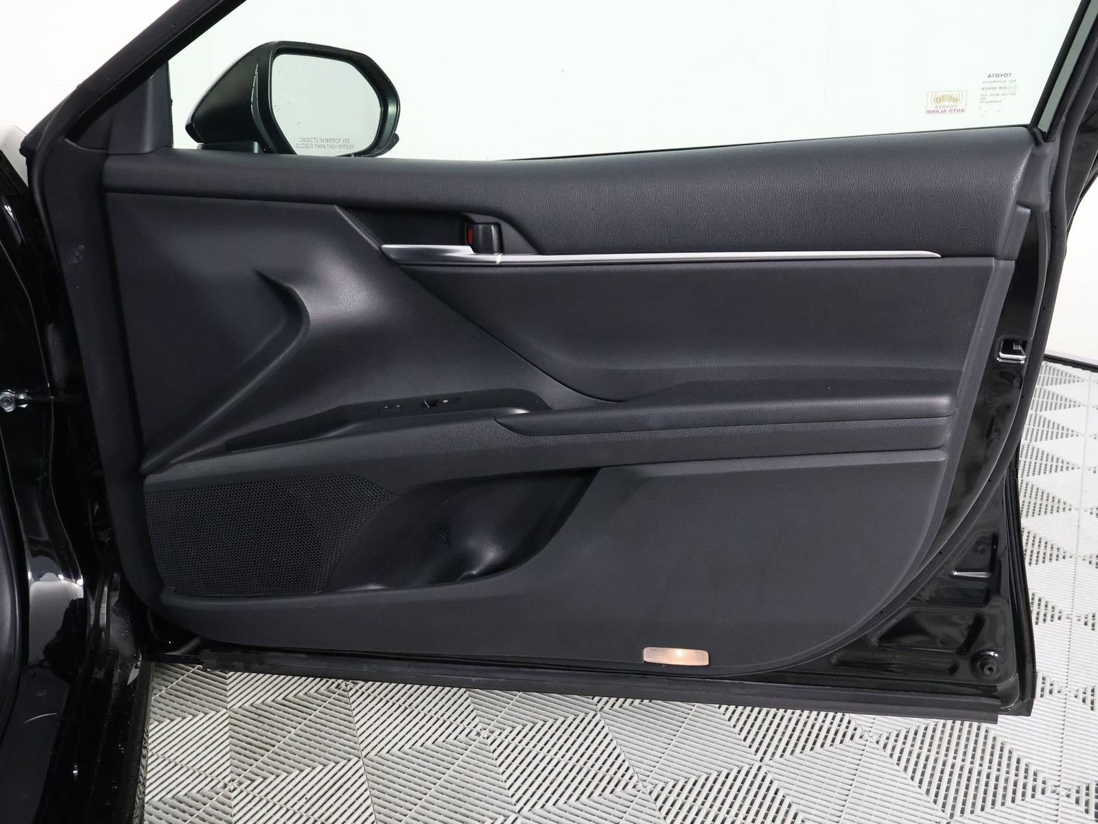 Used 2018 Toyota Camry SE FWD image 21