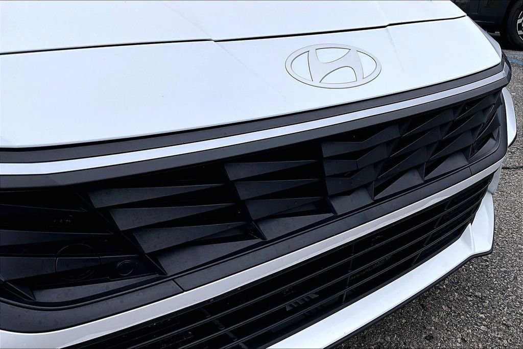Used 2024 Hyundai Elantra SE image 28