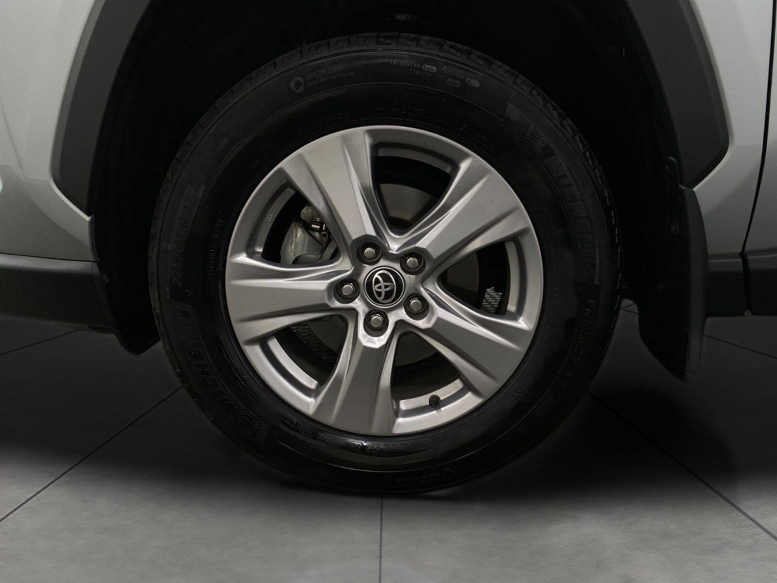 Used 2025 Toyota RAV4 XLE AWD/4WD image 12