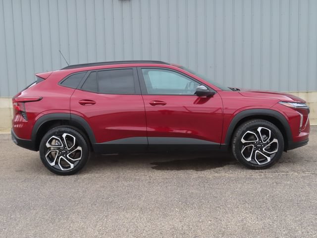 Used 2024 Chevrolet Trax RS w/ Sunroof Package FWD image 3
