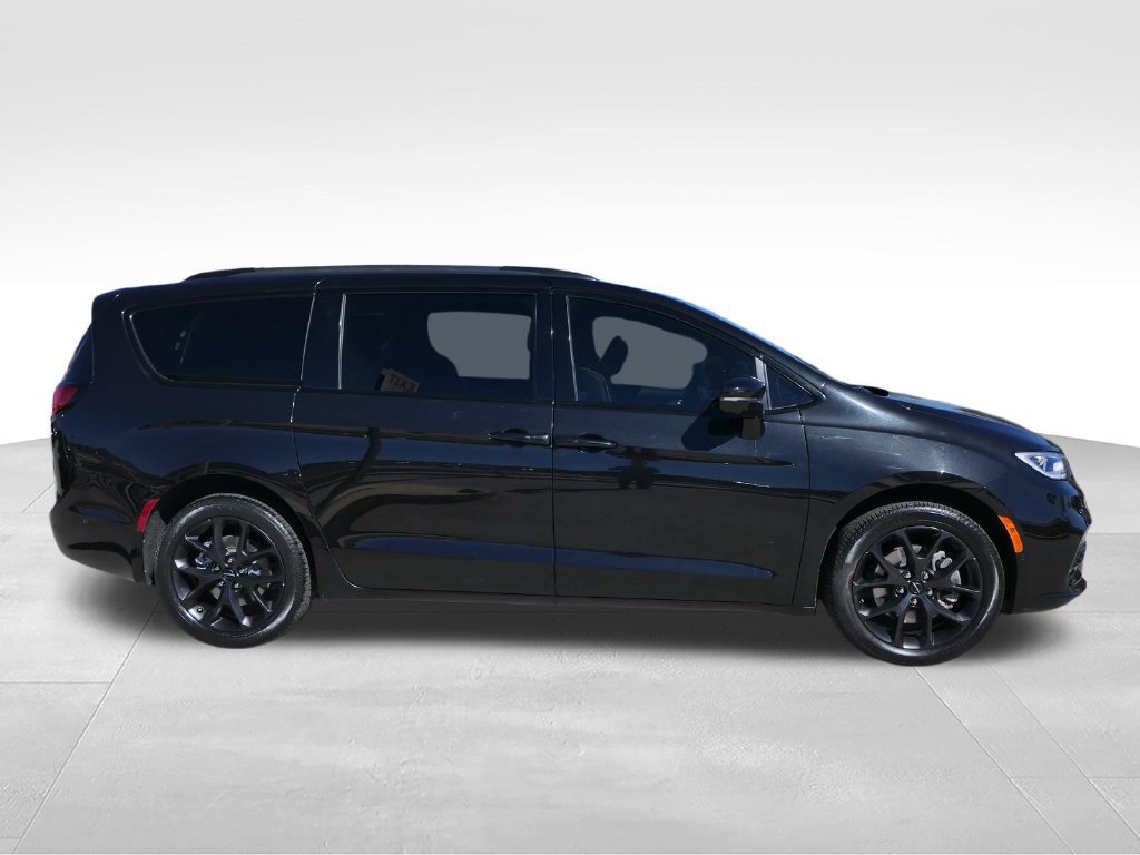 Certified 2022 Chrysler Pacifica Limited w/ Uconnect Theater Family Group AWD/4WD image 2