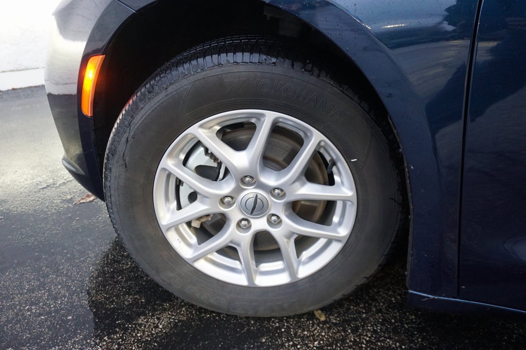 Used 2024 Chrysler Pacifica Touring-L image 28