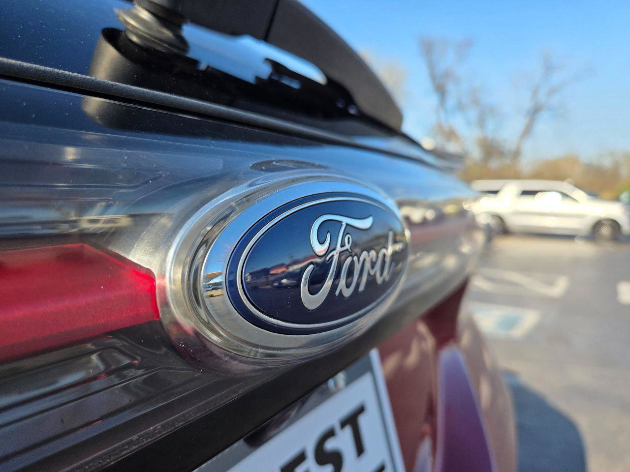 Used 2018 Ford Edge Titanium w/ Equipment Group 301A image 9