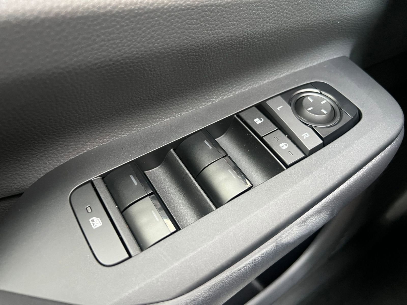 Used 2025 Toyota Prius LE image 20