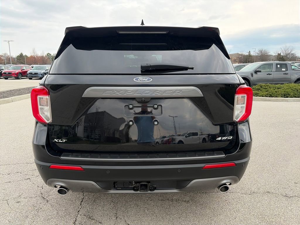 Used 2023 Ford Explorer XLT w/ Equipment Group 202A image 6