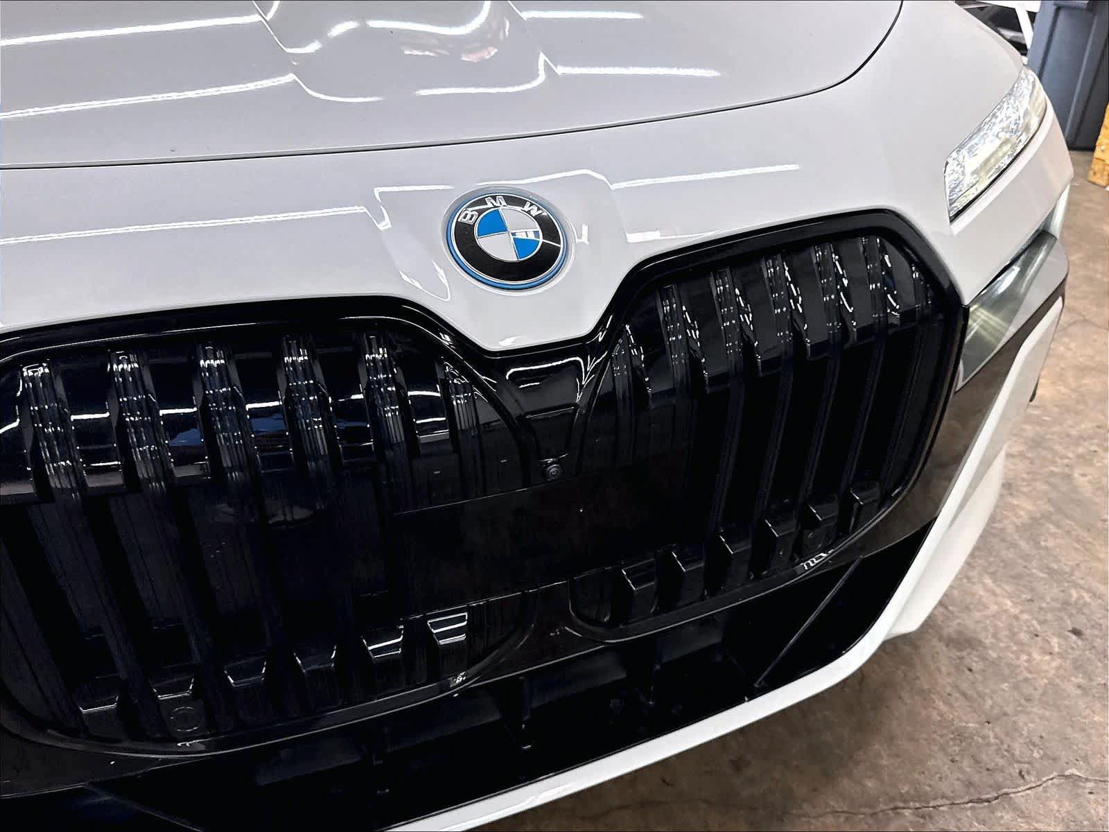 Used 2023 BMW i7 xDrive60 w/ Executive Package 2 AWD/4WD image 32