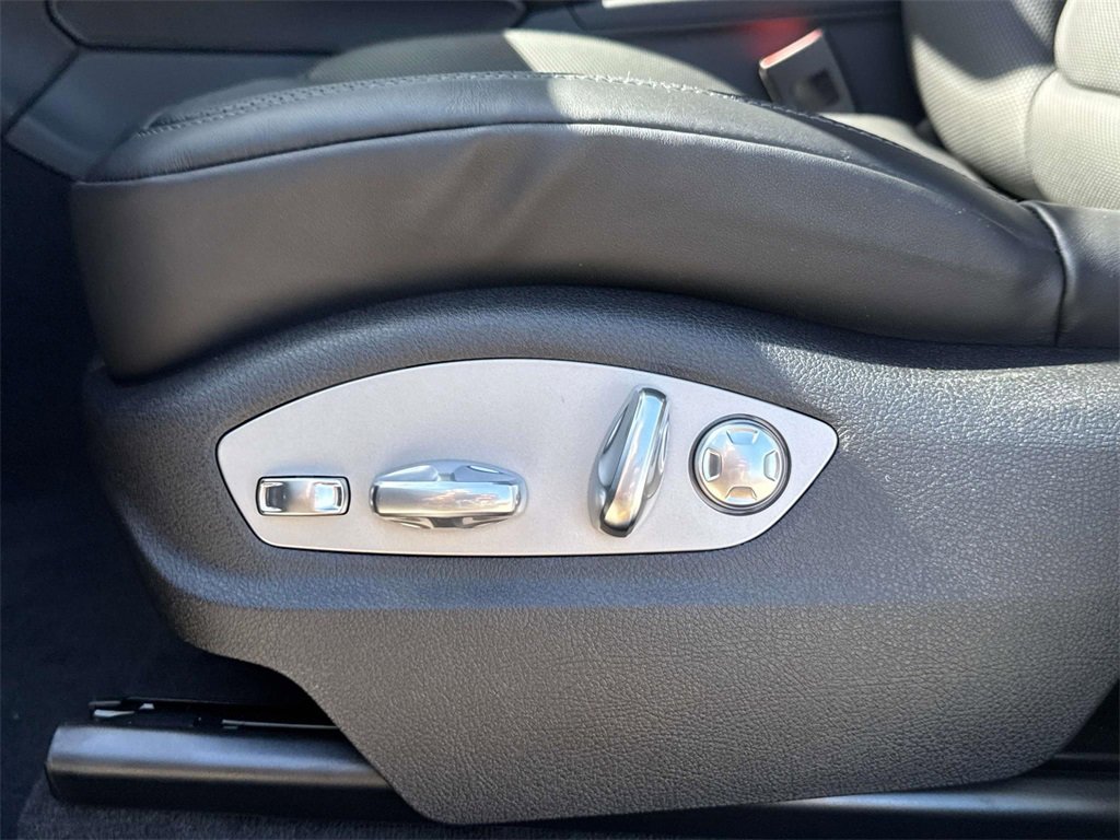 Used 2025 Porsche Macan image 15