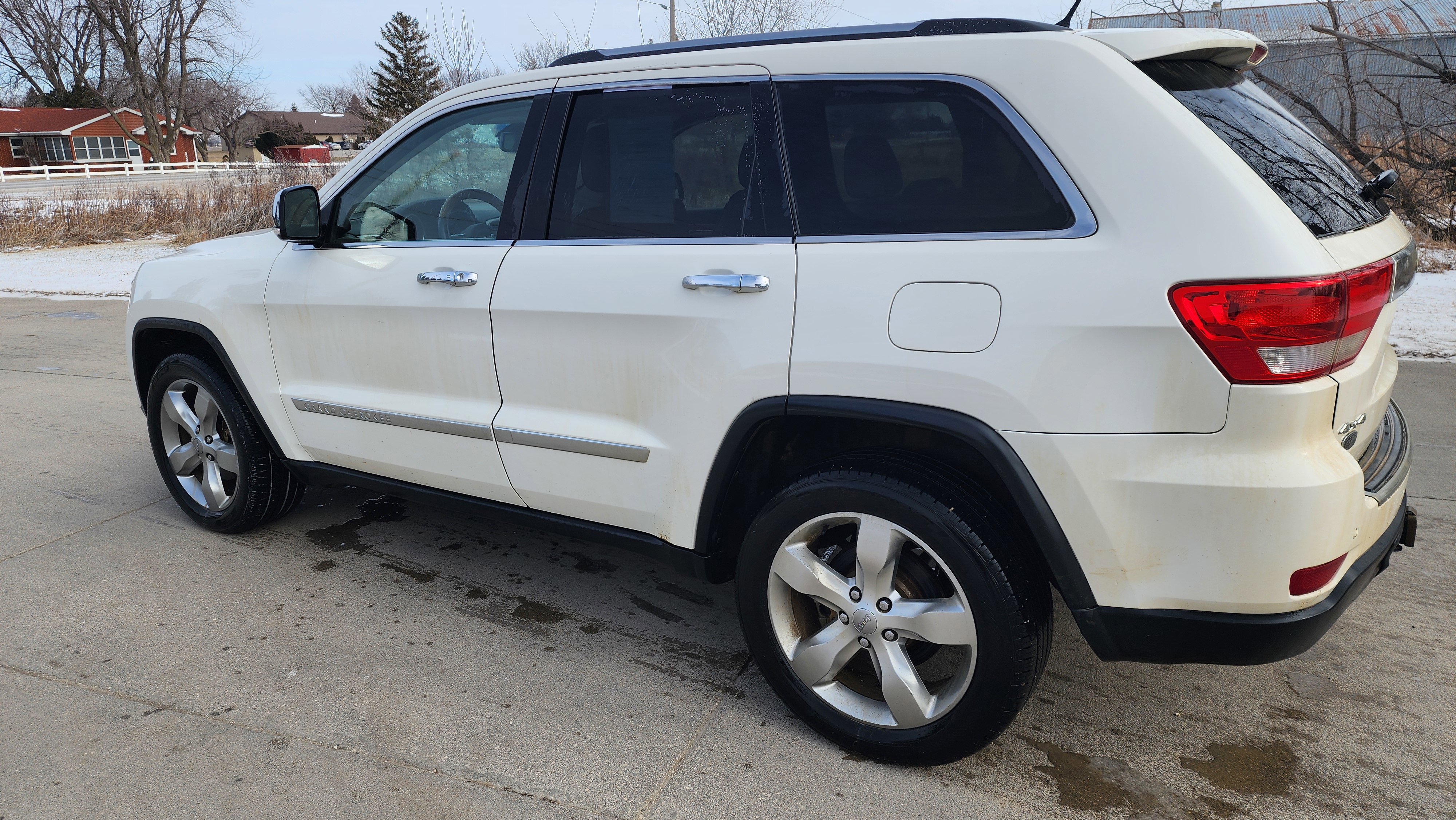 Used 2012 Jeep Grand Cherokee Overland AWD/4WD image 4