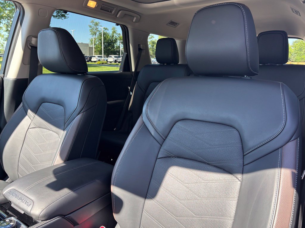 Used 2025 Nissan Pathfinder Platinum AWD/4WD image 19
