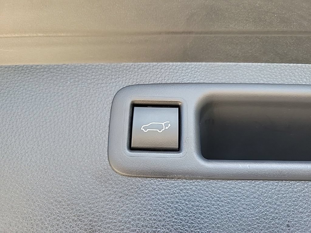 Used 2022 Toyota Highlander LE AWD/4WD image 19