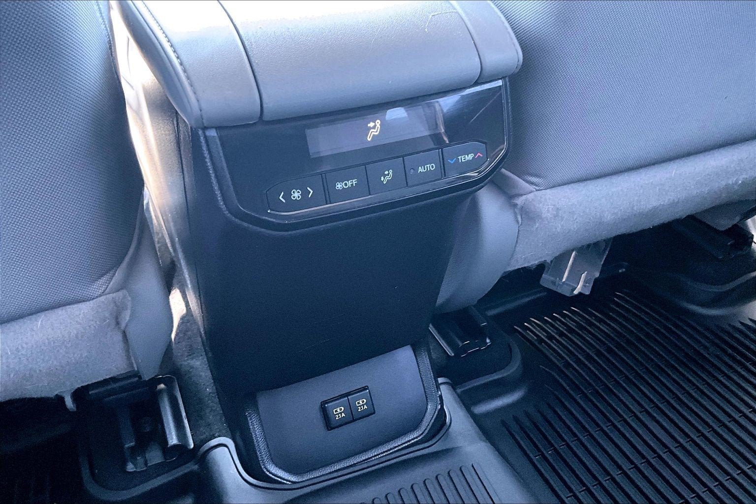 Used 2021 Toyota Highlander L AWD/4WD image 31