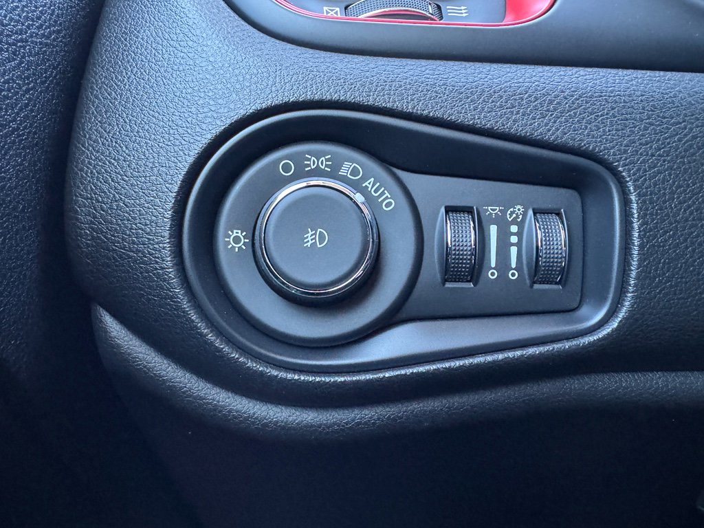 Used 2019 Jeep Renegade Trailhawk w/ UConnect 8.4 Nav Group image 18