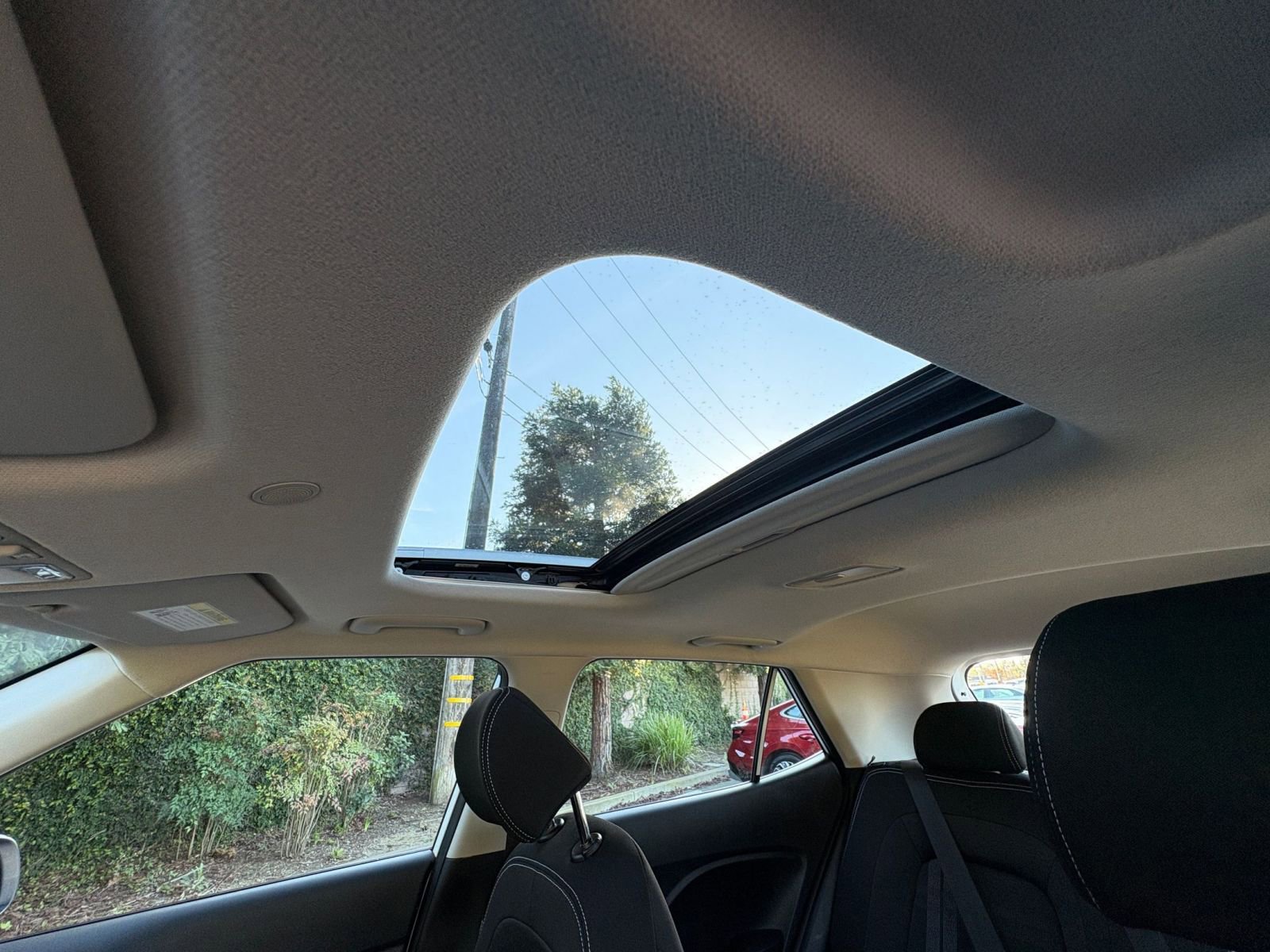 Used 2025 Hyundai Venue SEL image 28