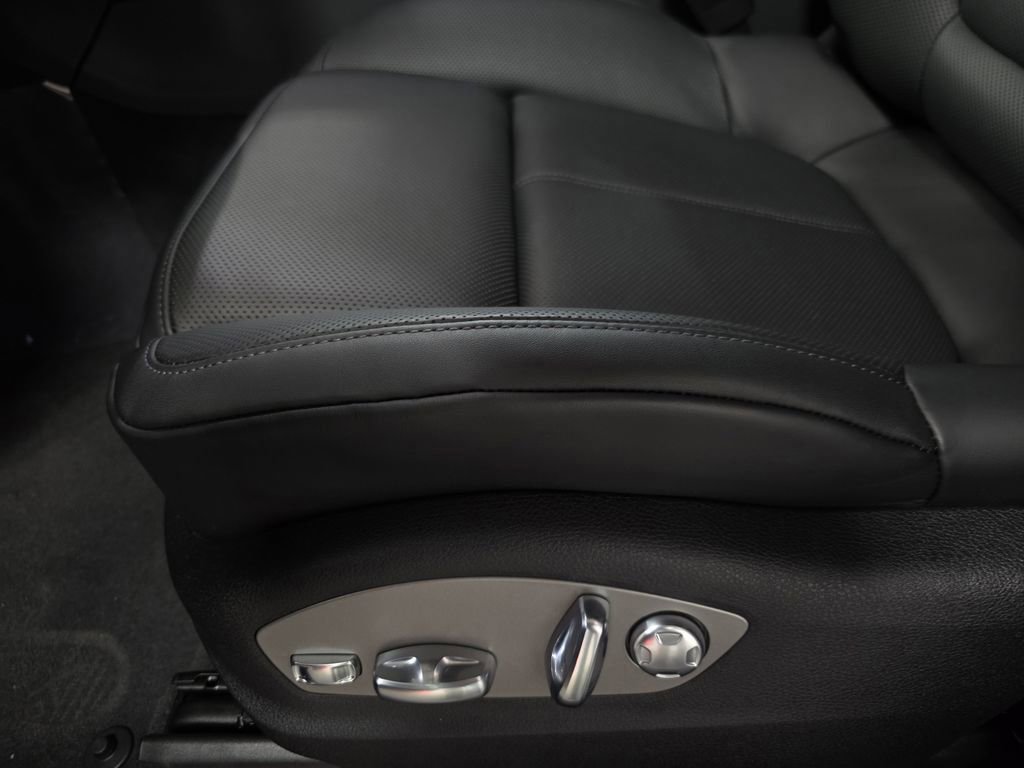 Certified 2025 Porsche Macan image 22