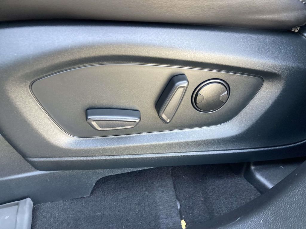 Used 2023 Ford Explorer Platinum w/ Technology Package AWD/4WD image 22