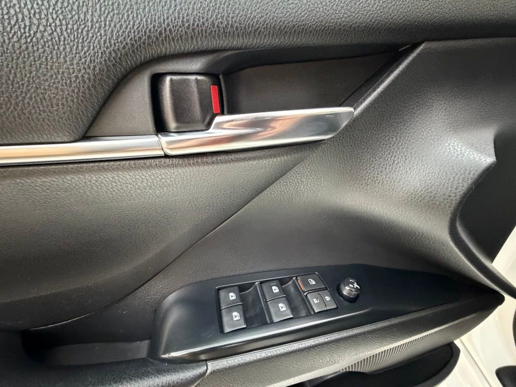 Used 2020 Toyota Camry SE image 25
