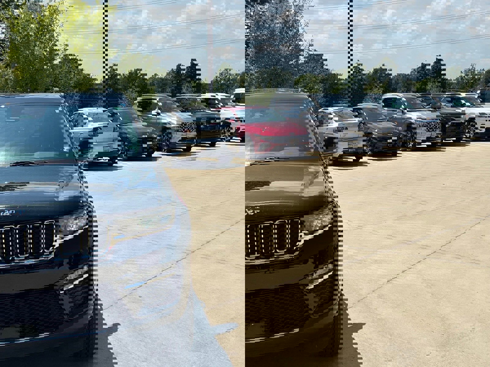 Used 2023 Jeep Grand Cherokee Limited image 3