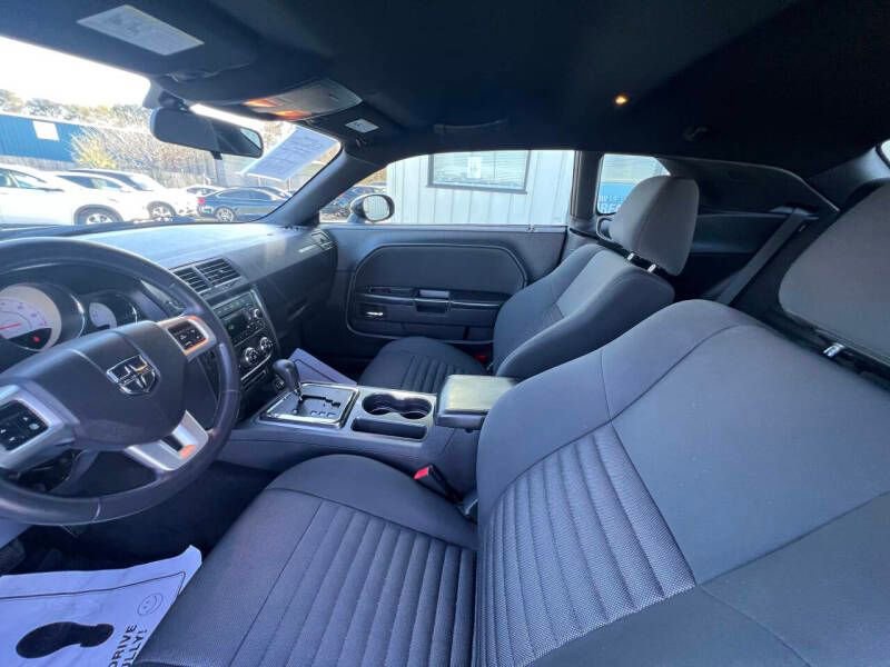 Used 2013 Dodge Challenger SXT RWD image 10