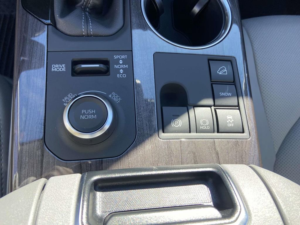 Used 2026 Toyota Highlander Limited image 27