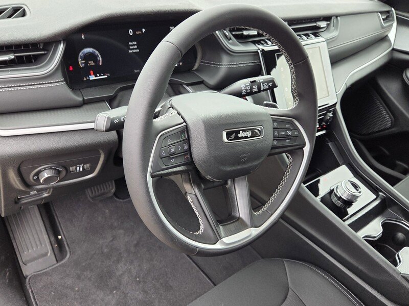 Used 2026 Jeep Grand Cherokee Laredo AWD/4WD image 11