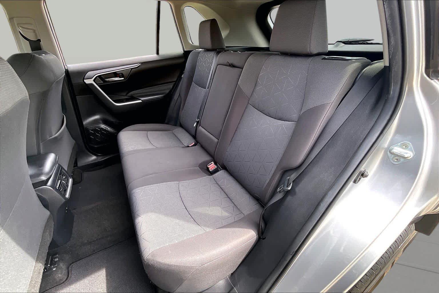 Used 2021 Toyota RAV4 XLE w/ Convenience Package FWD image 18